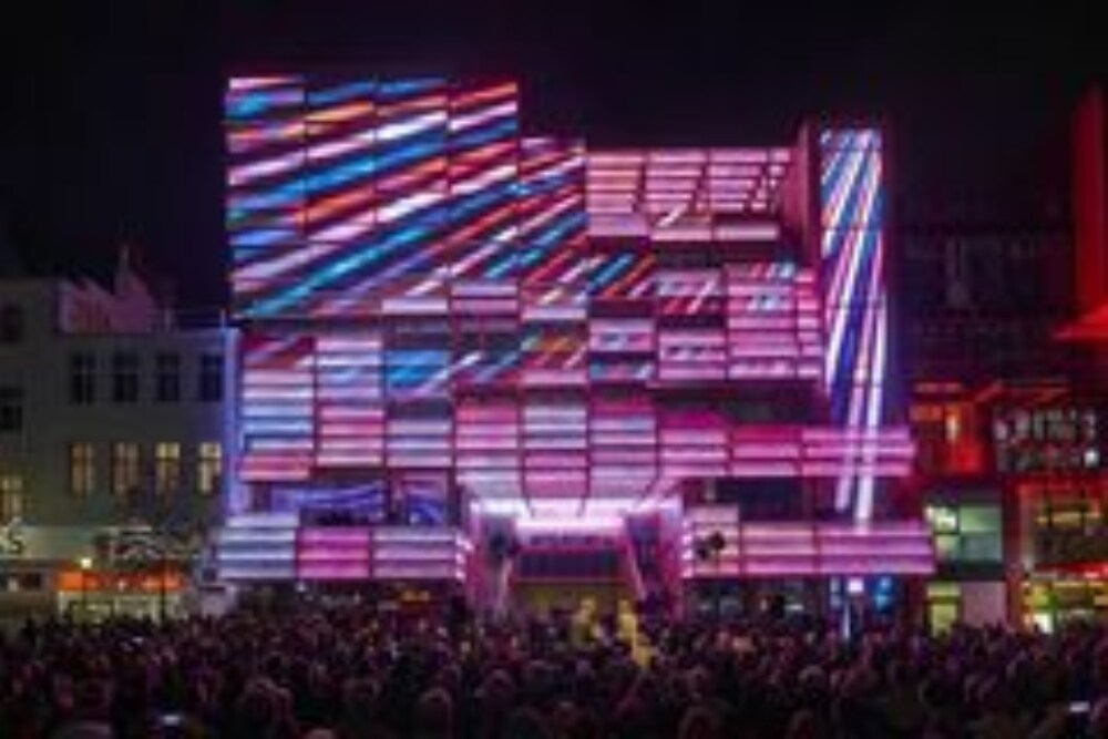 Csm Klubhaus Eroeffnung Bespielung Fassade Foto Oliver Fantitschk e403efb6be